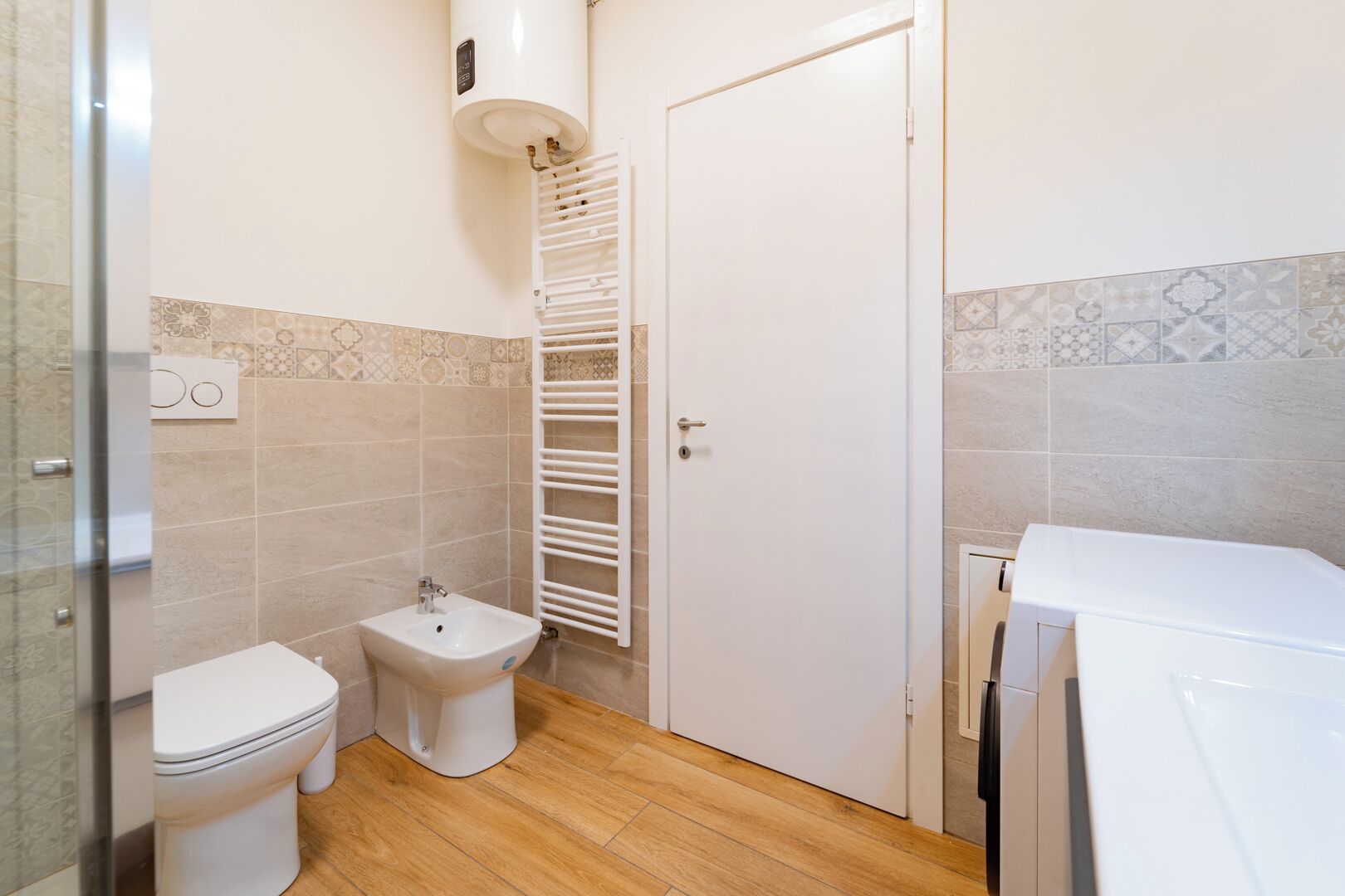 Shower, bidet, towels