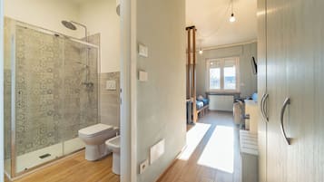 Regadera, bidet, toallas