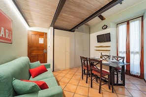 Smart TV - Pop Art - One Bedroom Apartment, Sleeps 3 (Cuneo)