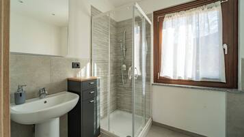 Shower, hair dryer, bidet, towels