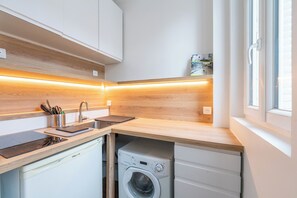 Fridge, stovetop
