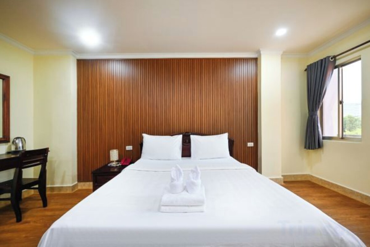 Escrivaninha, quartos à prova de som, Wi-Fi de cortesia, roupa de cama