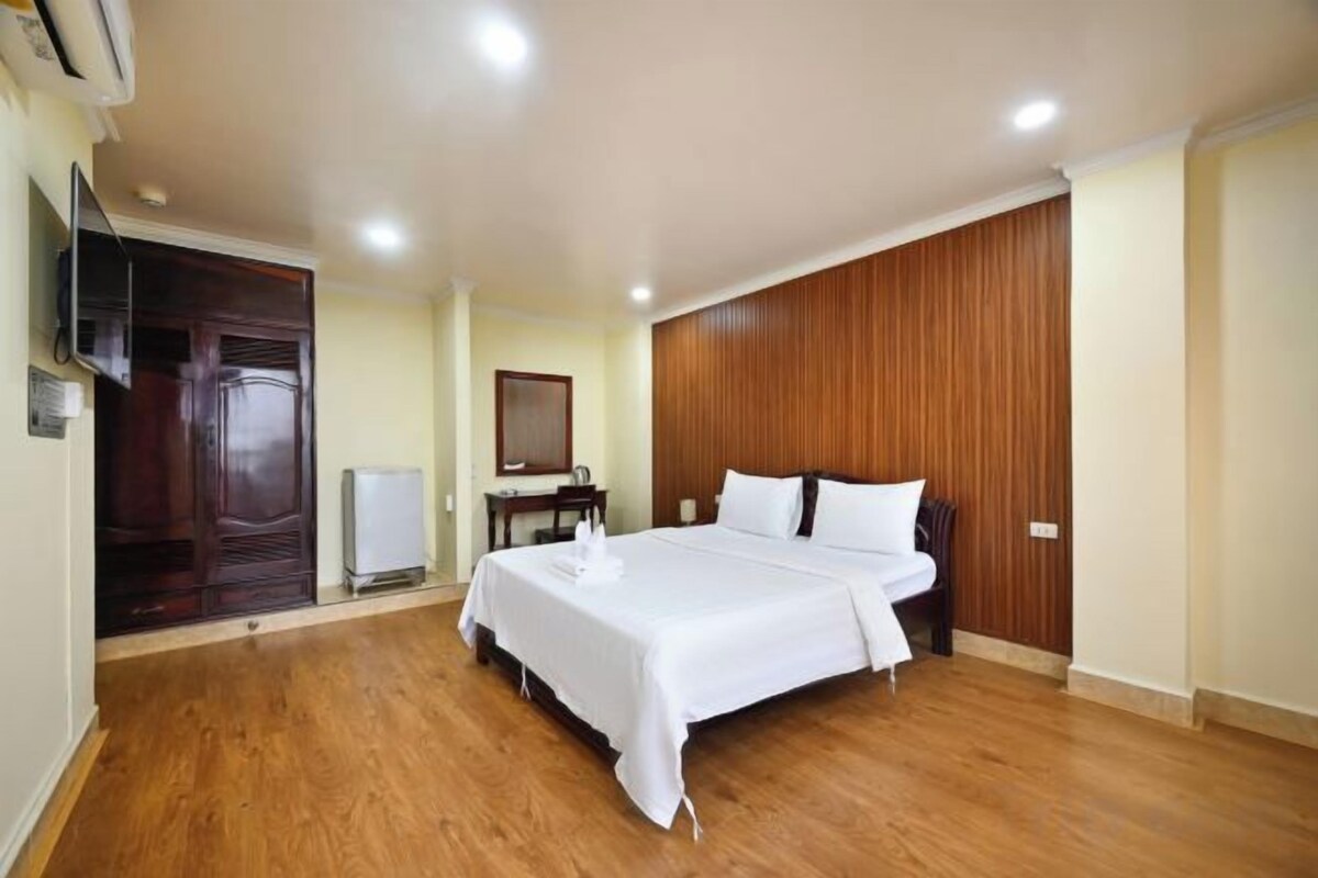 Desk, soundproofing, free WiFi, bed sheets