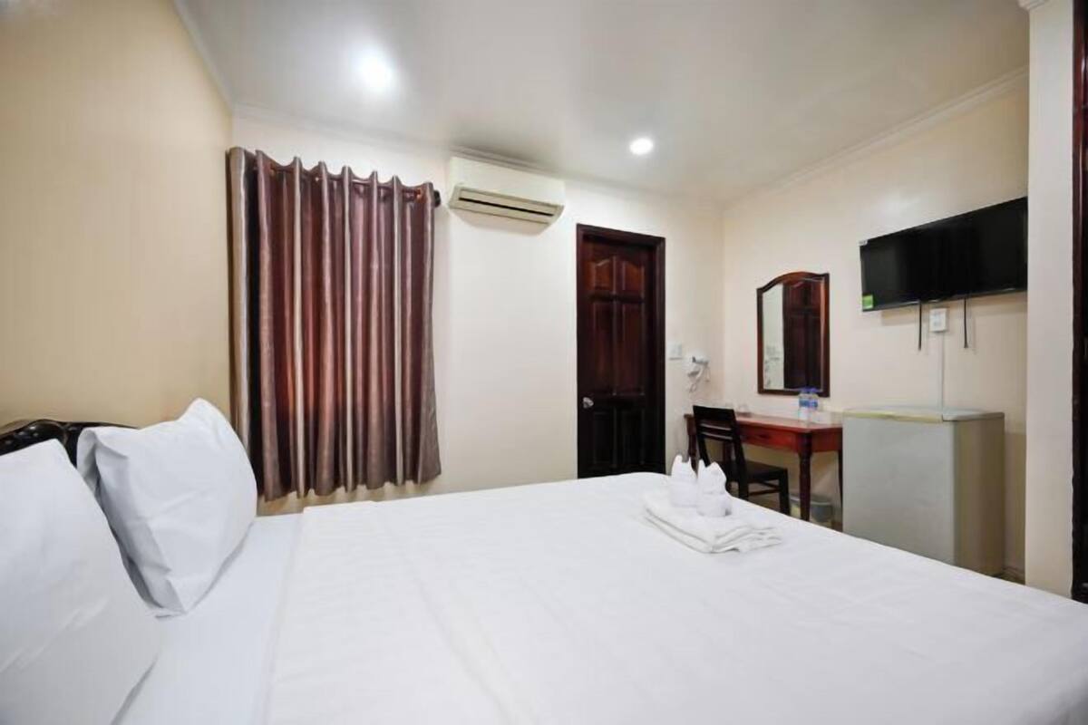 Desk, free WiFi, bed sheets