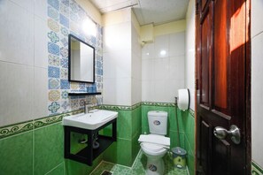 Standard-Doppelzimmer | Badezimmer | Dusche, Regendusche, Designer-Toilettenartikel, Haartrockner