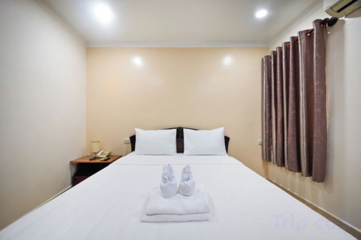 Escrivaninha, quartos à prova de som, Wi-Fi de cortesia, roupa de cama