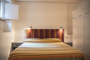 1 bedroom, WiFi, bed sheets - The Landing, in the heart of downtown, a stone's throw from ferry and main square (Carloforte)