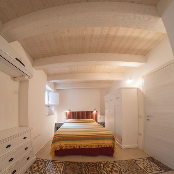 1 bedroom, WiFi, bed sheets - The Landing, in the heart of downtown, a stone's throw from ferry and main square (Carloforte)