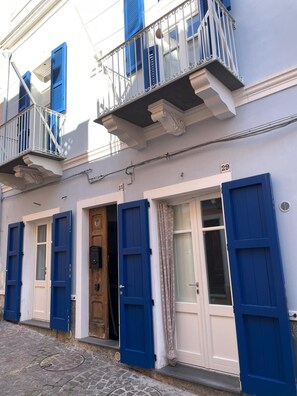 Exterior detail - The Landing, in the heart of downtown, a stone's throw from ferry and main square (Carloforte)
