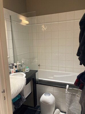 Secadora de cabello, toallas, jabón, papel de baño 