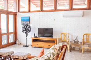 Smart TV - Super cozy house on the sand 50 meters from the beach (Tenório (Praia Vermelha) Ubatuba)