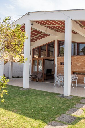 Outdoor dining - Super cozy house on the sand 50 meters from the beach (Tenório (Praia Vermelha) Ubatuba)
