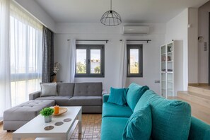 TV - Felicia Family House (Kato Gouves)