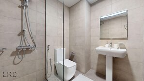 Shower, hair dryer, towels