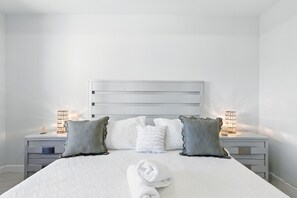 3 habitaciones, tabla de planchar con plancha, wifi y ropa de cama 
