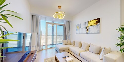 Stylish Retreat with Scenic Views in Bloom Towers