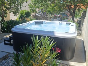 Banyera d'hidromassatge a l'aire lliure