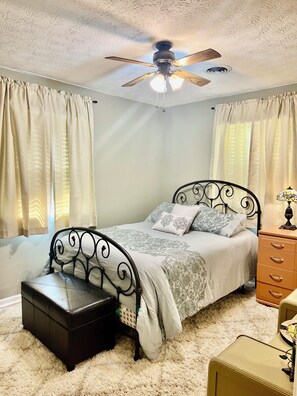 2 bedrooms, iron/ironing board, free WiFi, bed sheets - Charming Southern Home (Campbellsville)