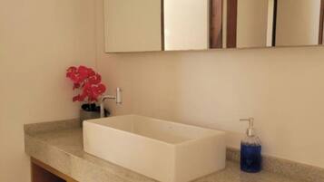 Toallas, papel higiénico