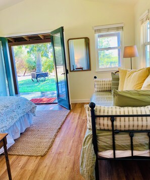 3 makuuhuonetta, silitysrauta/-lauta, ilmainen Wi-Fi, vuodevaatteet