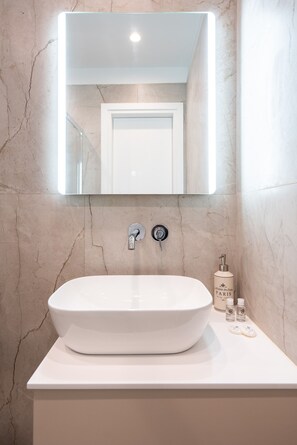 Room - LIV - Captivating Apartment in Pagrati (Athens)