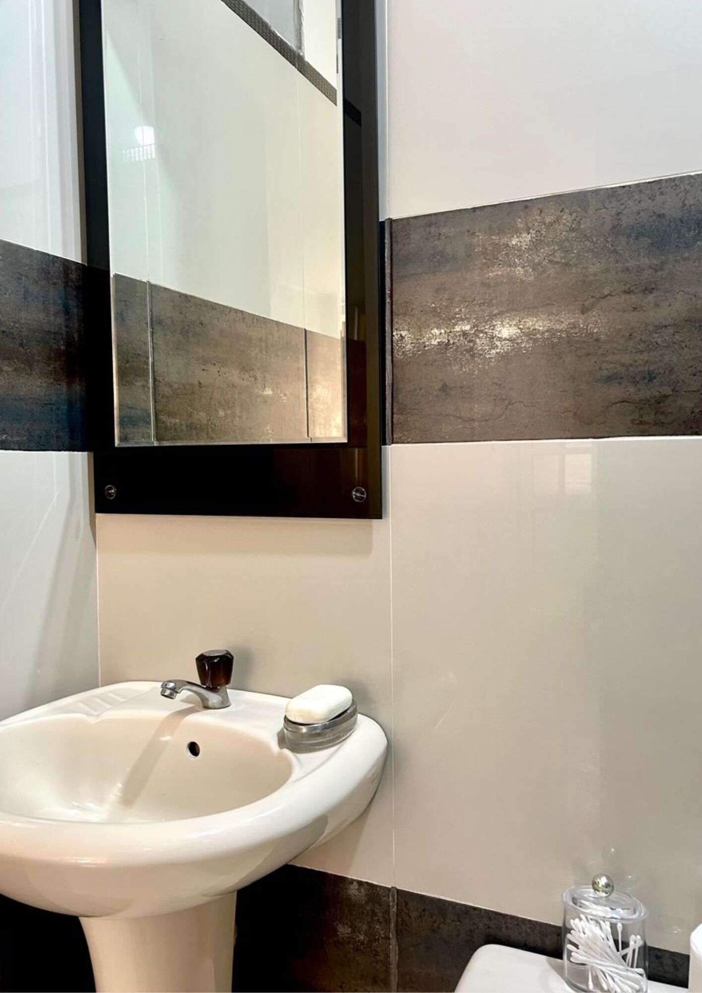 Een douche, een haardroger, handdoeken, zeep