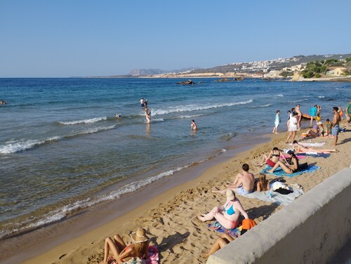 Charming 2-bedroom house 30m from beach,with WiFi, AC in delightful Chania