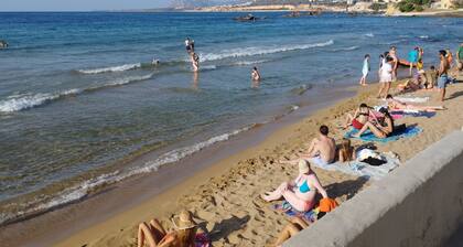 Charming 2-bedroom house 30m from beach,with WiFi, AC in delightful Chania