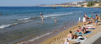 Charming 2-bedroom house 30m from beach,with WiFi, AC in delightful Chania