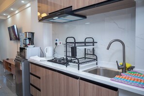 Réfrigérateur, micro-ondes, plaque de cuisson, cafetière/bouilloire