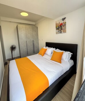 1 slaapkamer, een bureau, een strijkplank/strijkijzer, wifi