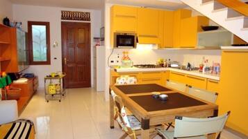 Villa, 3 Bedrooms, Balcony, Garden View | Interior