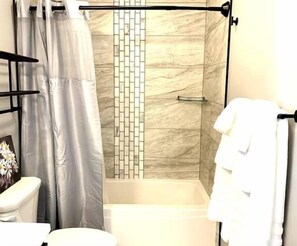 Asciugacapelli, asciugamani, sapone, carta igienica