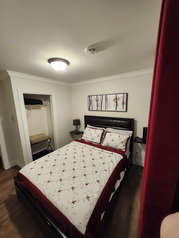 3 chambres, fer et planche à repasser, lit de bébé portatif