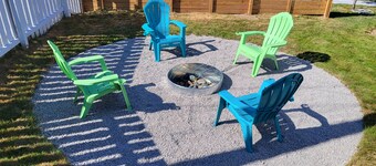 Bright and spacious home located minutes to downtown & Galway shopping district.