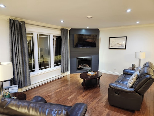 Bright and spacious home located minutes to downtown & Galway shopping district.