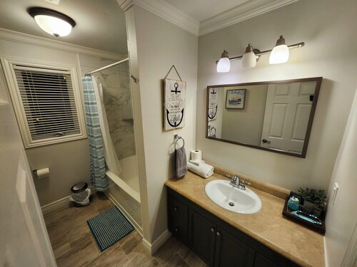 Bright and spacious home located minutes to downtown & Galway shopping district.