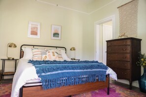 Tabla de planchar con plancha, wifi gratis y ropa de cama 