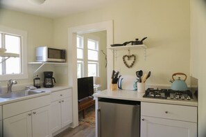Réfrigérateur, four à micro-ondes, surface de cuisson, cafetière-théière