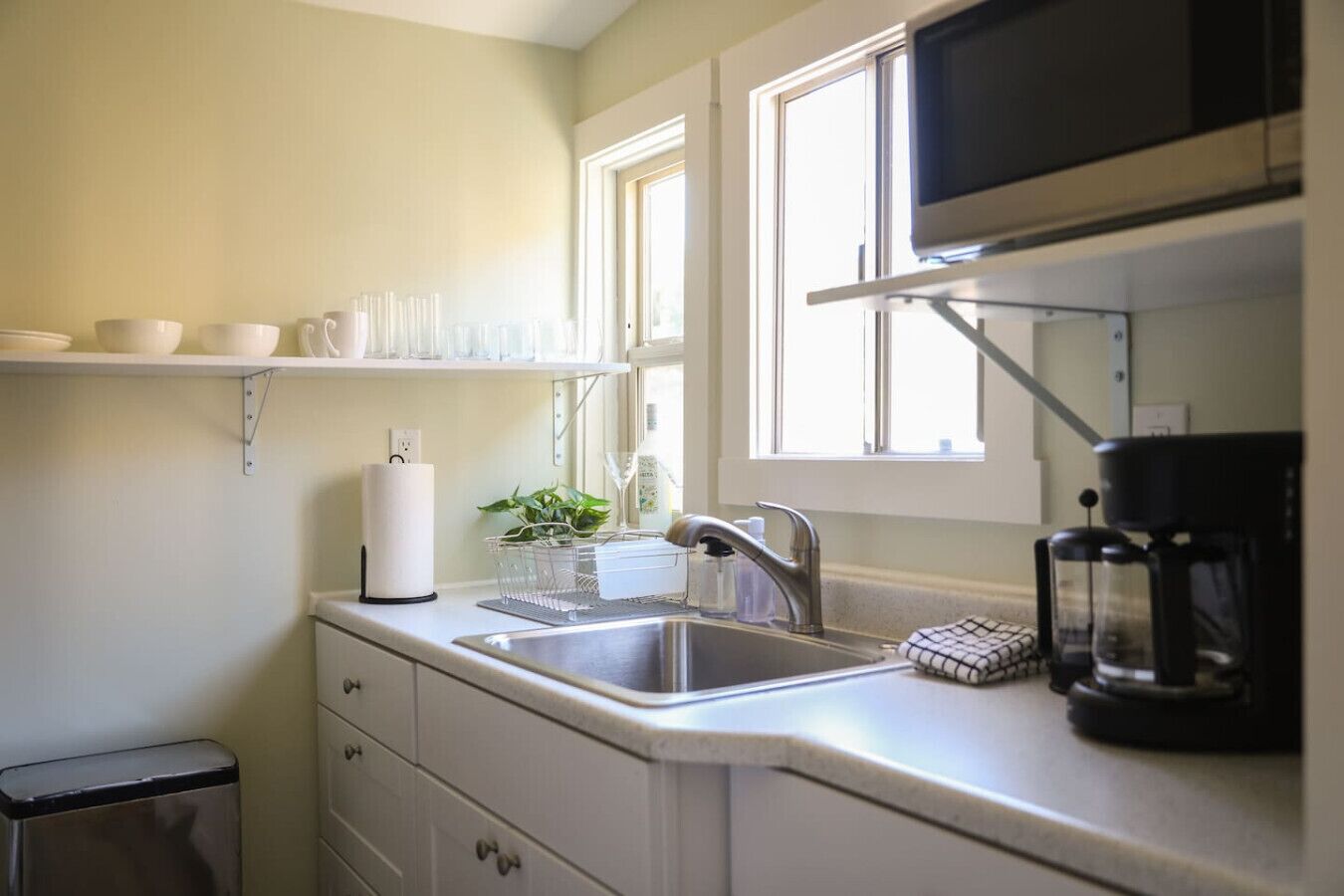 Réfrigérateur, micro-ondes, plaque de cuisson, cafetière/bouilloire