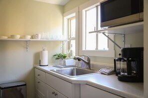 ثلاجة، ميكروويف، موقد طهي مسطح، ماكينة لصنع القهوة/الشاي