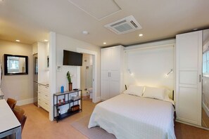 Skrivebord, strykejern/-brett, wi-fi (inkludert) og sengetøy