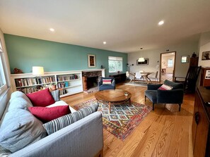 TV, books, offices - Charming 3 BR Home Near Redwood Park w/ Bay Views (Oakland)