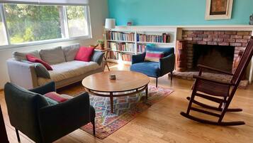 Televisie, boeken en een kantoor