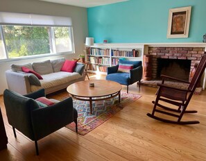 TV, livros, escritórios