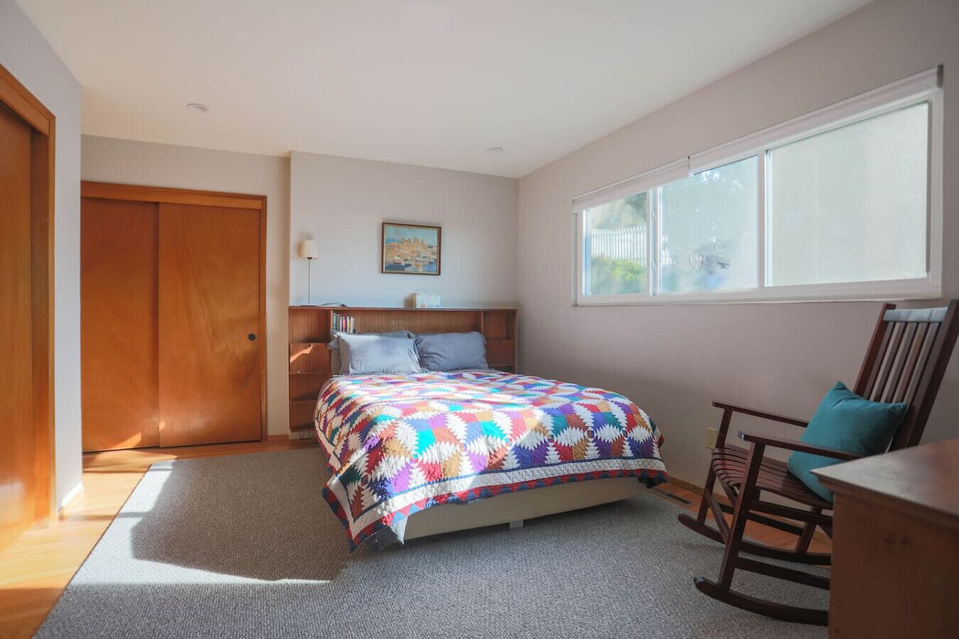 Escrivaninha, ferros/tábuas de passar roupa, berço de viagem