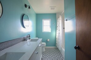 Douche, séchoir à cheveux, serviettes fournies, savon