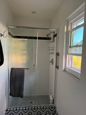 Een douche, een haardroger, handdoeken, zeep