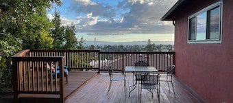 Charming 3 BR Home Near Redwood Park w/ Bay Views