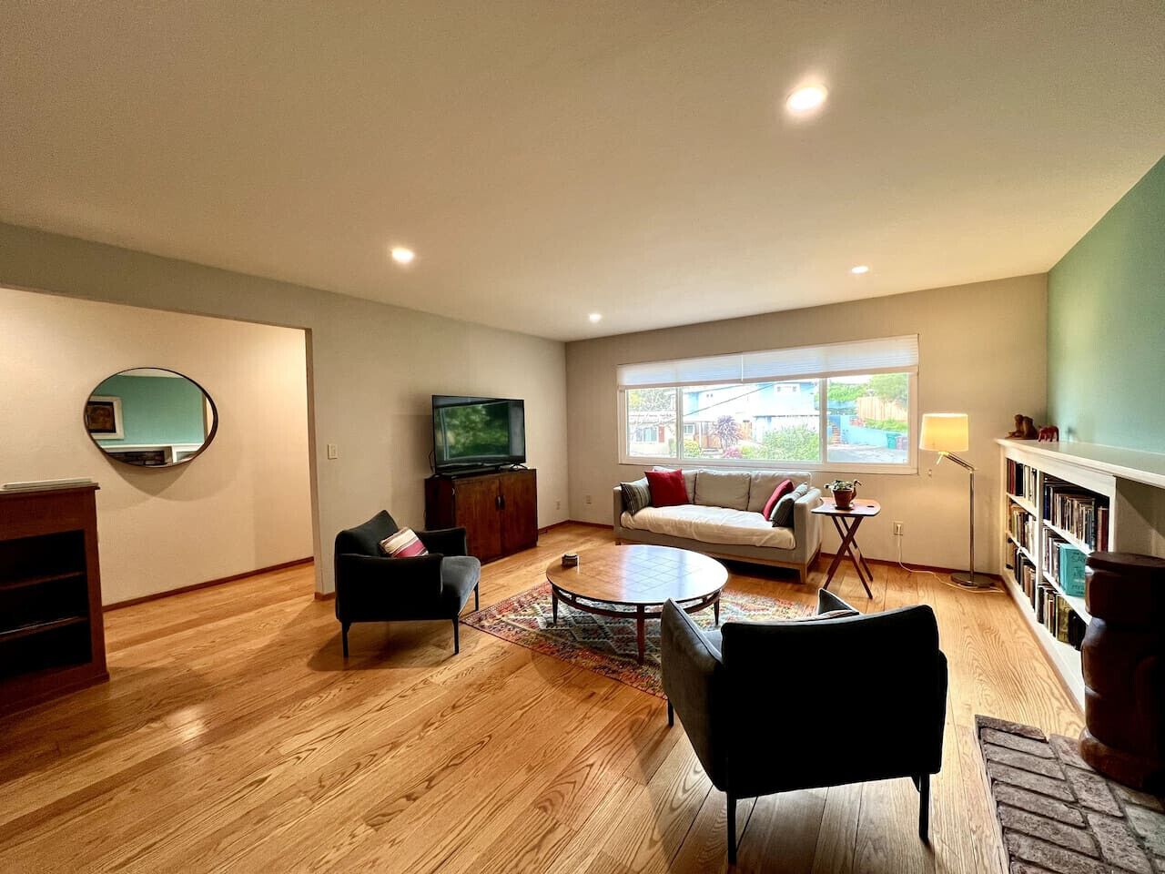 Fernseher, Bücher, Arbeitsbereiche